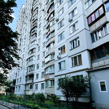 Полярна вул., 3