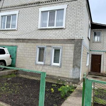 Будинок двоповерховий з присадибною ділянкоюбу