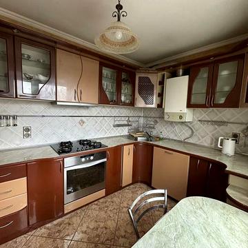 Продаж великої 4к квартири з гаражем та кладовою. Можна під постанову