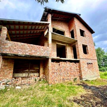Продаж добротного будинку з примиканням до річки у м.Борислав