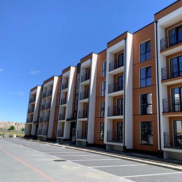 Продається величезна 2к квартира в пригороді Києва. Є газ. Болкони.