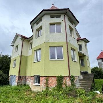 Продається будинок біля озера в центрі міста