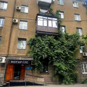 Центр   Продам  трехкомнатную сталинку Л.Д.