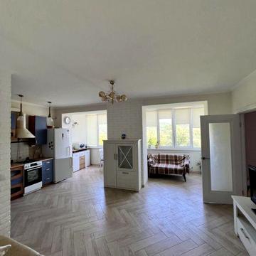 Здам квартиру 1 кімнатна з кухнею студією. 60 кв. м. Вул. Хотинська