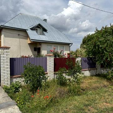 Продаж житлового будинку з землею