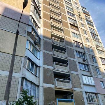 Без комісії. А.АхматовоЇ, 6. Продається 3-кімнатна квартира.