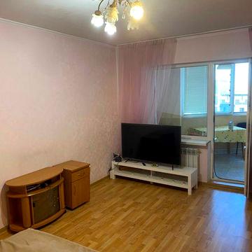 Без комісії. А.АхматовоЇ, 6. Продається 3-кімнатна квартира.