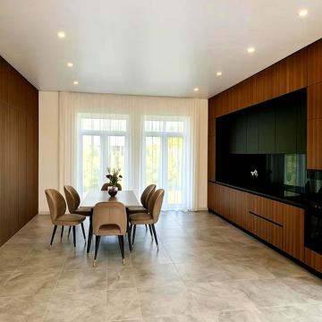 Квітнева вул., 8