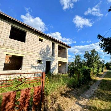 Продаж будинку 200м2 в закритому містечку (коробка) / Стоянка