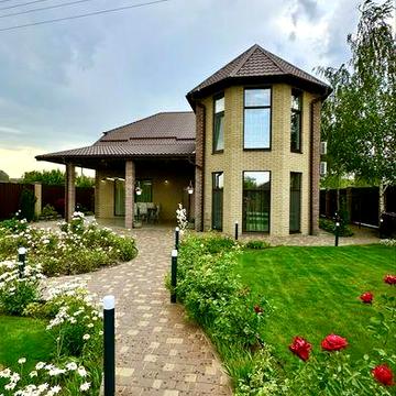 Продам добротный 2-х эт. дом 285 м2 в Обуховке, озеро Попасное, лес