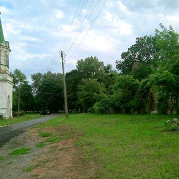 смт Седнів, будинок у центрі  напроти церкви.