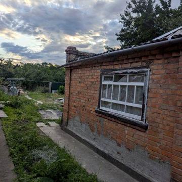 Дім з гарним садом