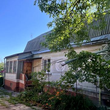 Продаж цегляного будинку, у центрі Хотова