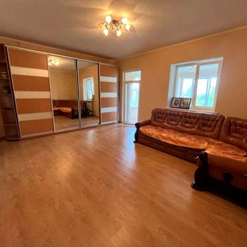 Рожни.Продам 2к квартиру 80м2 з облаштованим балконом.