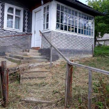 продаються два будинки на одній землі