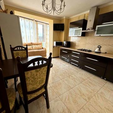 Зарічанська вул., 8/4