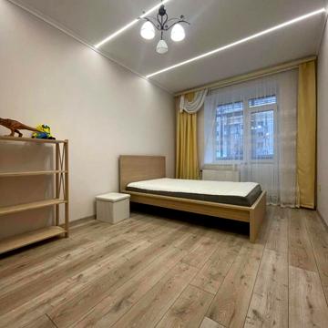 Черкаська вул., 4