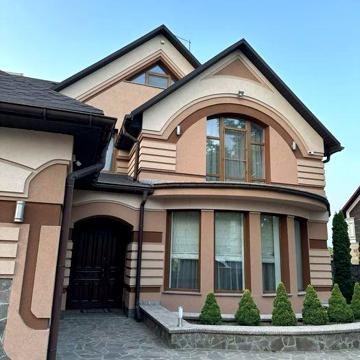 Продаж будинку з басейном