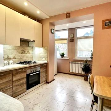 Велика 2 кімнатна квартира з ремонтом  в Бучі за 69000$