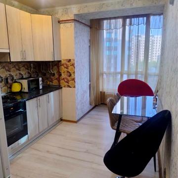 Героїв Небесної Сотні просп., 18/8