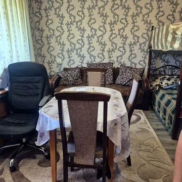 Продам квартиру комунального типу біля моря.