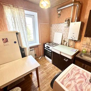 Продаж двокімнатної квартири в центрі на другому поверсі!