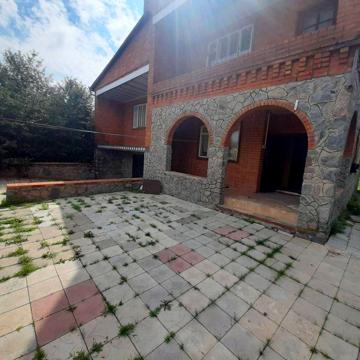 Здам будинок всі перекриття бетонні і є бомбосховище і підвал