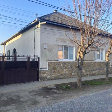Будинок в Берегові., зн. між 2 термал басейнами, все блисько центр ,