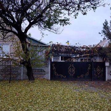 Продається подвіря,будинок з городом.Не здається (проживають люди)