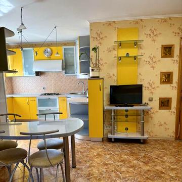 Простора 2-рівнева квартира в центрі міста на бульварі Шевченка