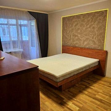Здам 3к квартиру вул.Автозаводська 5,метро Оболонь