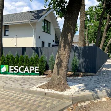 Сучасний житловий будинок з двосхилим дахом та відкритою терасою