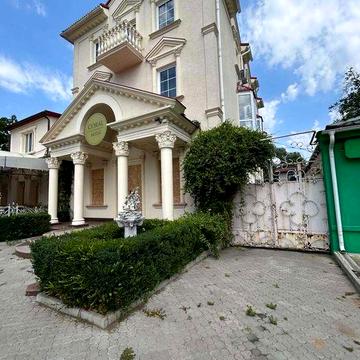 Продається велика квартира в районі 5-ти кутів.