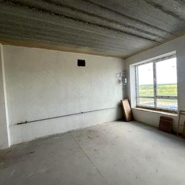 Світла 1-к квартира без ремонту з видом на набережну!