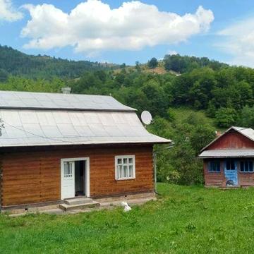 Гуцульський будинок в зруб з ділянкою.
