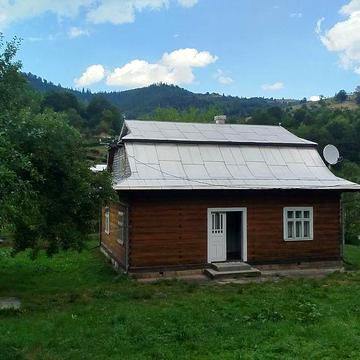 Гуцульський будинок в зруб з ділянкою.