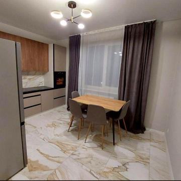 Здається 1-км.Біля Парку.