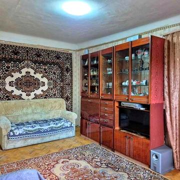 Продам 2-кімнатну біля метро Виставковий Центр, Голосіївський пр-т 126