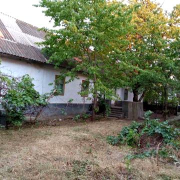 Продам будинок поруч з центром селища