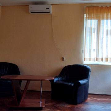 оренда під офіс 3-кімнатного напівособняку на 80 м.кв. в центрі м.Хуcт