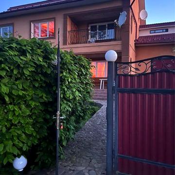 В передмісті м Косів здамо/продамо довгостроково,! будинок зручностями