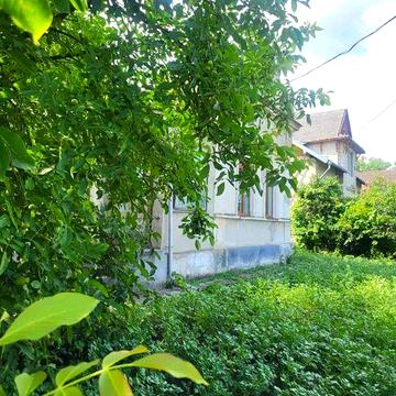 Продаж цегляного будинку з гарною земельною ділянкою, центр міста.