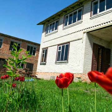 Сучасний будинок з гаражем на 2 авто та унікальним фруктовим садом