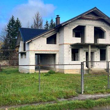 Продається недобудований будинок у мальовничому місці.