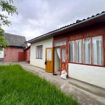 Продається господарство в м. Сторожинець, цегляний будинок. ….