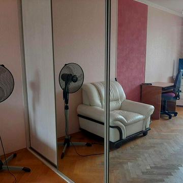Продажа 2 кімнатної квартири біля метро, Печерськ, Панаса Мирного