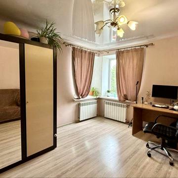 Продаж 2-кім. квартири в цегляному відомчому будинку, проспект Науки