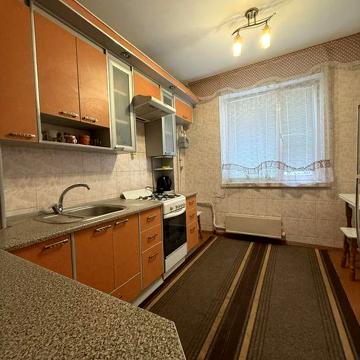 Укомплектована трикімнатна, Г. Крут