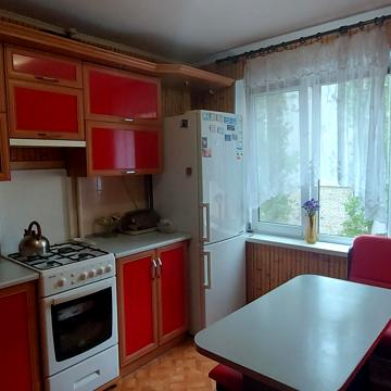 Космонавтів, 146б