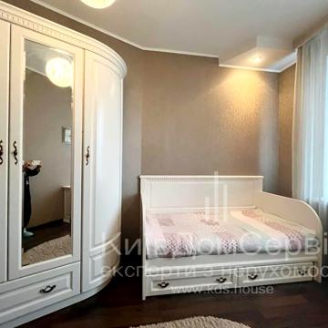 Дмитрівська вул., 82